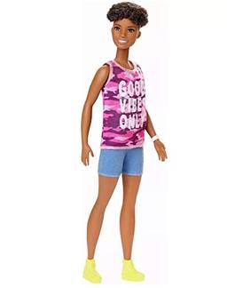 Boneca Barbie Fashionistas - 128 Cabelo curto encaracolado e camiseta camuflagem pink