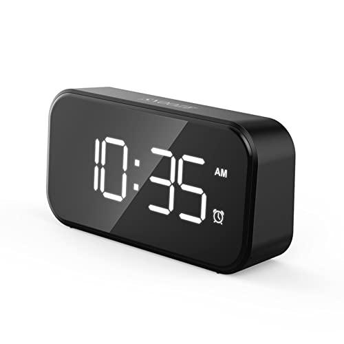 KKcare Despertador digital com porta USB para carregamento ajustável de brilho Dimmer LED com display digital 12/24 horas Snooze Volume de alarme ajustável Pequenos relógios de mesa de cabeceira