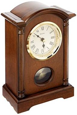 Bulova Relógio de mesa com pêndulo Dalton Chiming - Acabamento em nogueira - Detalhes em tom dourado
