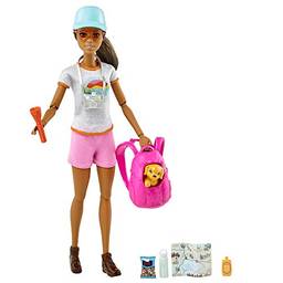 Barbie Boneca de caminhada, morena, com filhote de cachorro e 9 acessórios, incluindo mochila transportadora de animais de estimação, mapa, câmera e muito mais.
