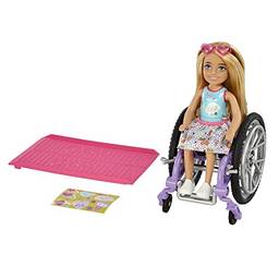 Barbie Chelsea com cadeira de rodas Boneca loira com vestido, cadeira, rampa, acessórios e adesivos para personalizar, brinquedo +3 anos (Mattel HGP29)