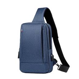 Bolsa de tórax masculina com alça de nylon bolsa transversal feminina casual pequena mochila com porta de carga USB Daypack, Azul, M