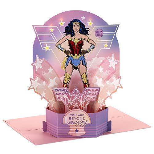 Hallmark Cartão de aniversário musical pop-up Wonder Woman (tema da Mulher Maravilha Reproduz a Mulher Maravilha)